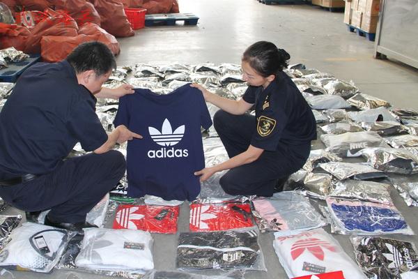 图为:驻邮局办事处查获大量侵权运动服装 近日,驻邮局办事处连续从寄往墨西哥、法国等地的出口邮件中查获大量侵权运动鞋和服装。经权利人确认,侵犯adidas、nike、NB标识的运动鞋共1013双,侵犯adidas、nike标识的运动套装54套,上衣103件,涉案价值63万余元。这是该处近年来查获侵犯知识产权物品数量最多、涉案金额最大的一宗案件。目前,正根据相关规定做进一步处理。