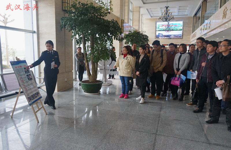 图为:驻仙桃办事处举行以携手发展为主题的海关开放日活动 图为:驻仙桃办事处举行以携手发展为主题的海关开放日活动 3月26日,驻仙桃办事处举行以携手发展为主题的海关开放日活动,邀请百余名市民零距离接触海关,观看升国旗仪式,参观报关大厅,展示了海关队伍的良好素质,宣讲了海关政策法规。