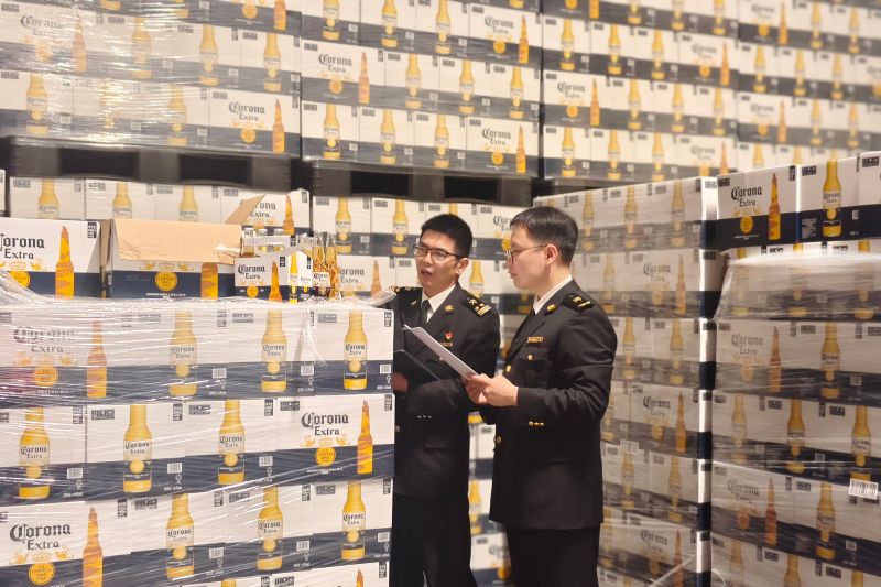 2月27日，莆田海关关员对即将出口的啤酒开展属地查检（许斌冰 摄）(1)