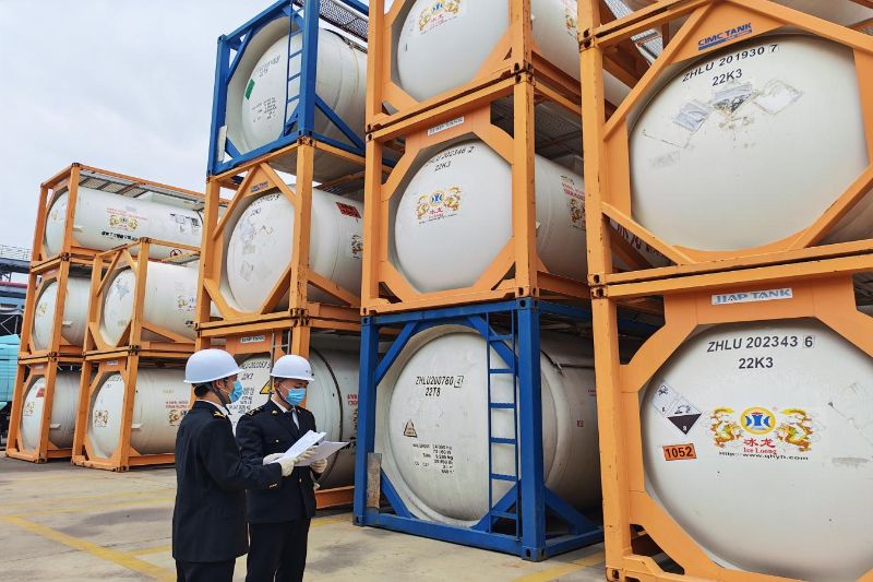 南平海关关员对出口氟化氢开展现场查检