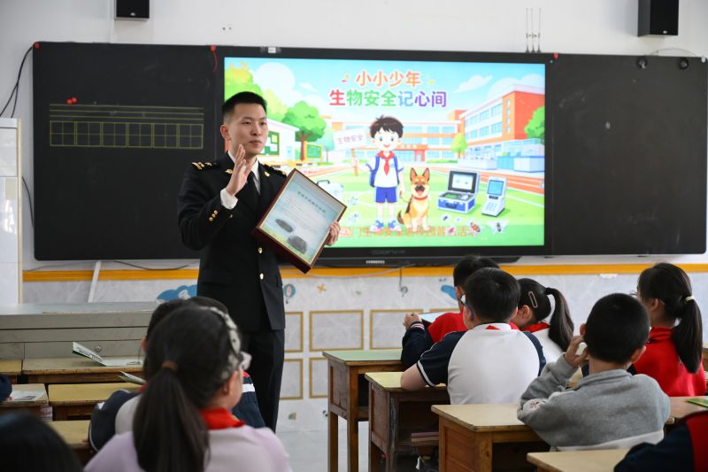 4月9日，莆田海关关员走进莆田市城厢区逸夫实验小学开展国门生物安全进校园普法活动（黄锦弘 摄）