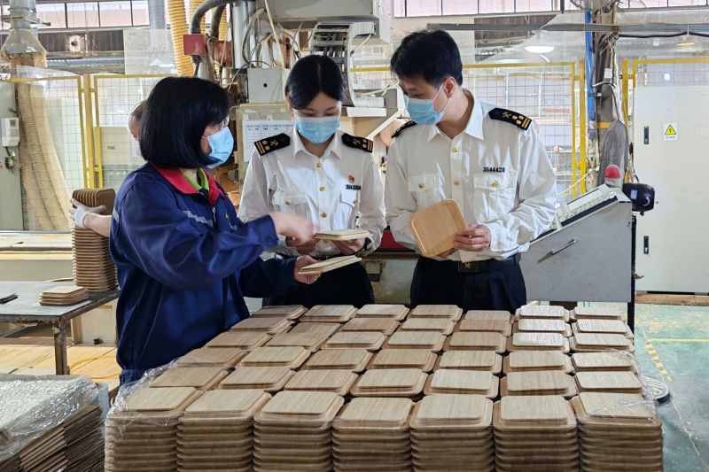 5月13日，南平海关对出境竹木草生产加工企业开展核查（吴咏纾 摄）(1)